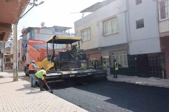 AKDENİZ BELEDİYESİ MAHALLE YOLLARINI YENİLİYOR