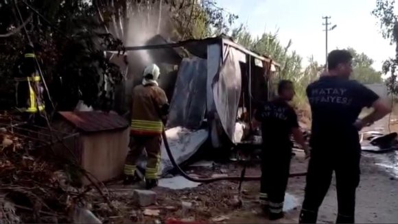 SAMANDAĞ’DA ÇIKAN YANGINDA KONTEYNER KULLANILAMAZ HALE GELDİ