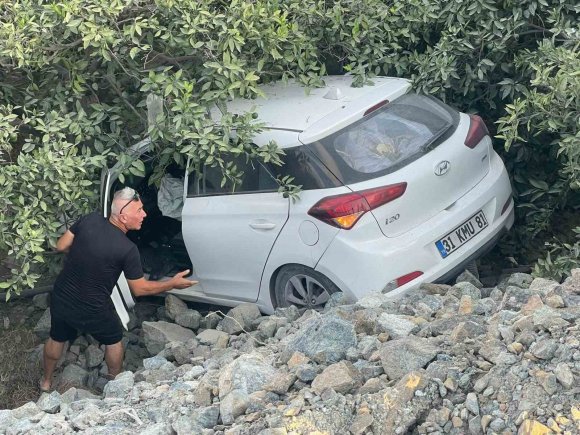 KONTROLDEN ÇIKAN OTOMOBİL BAHÇEYE UÇTU: 1 YARALI