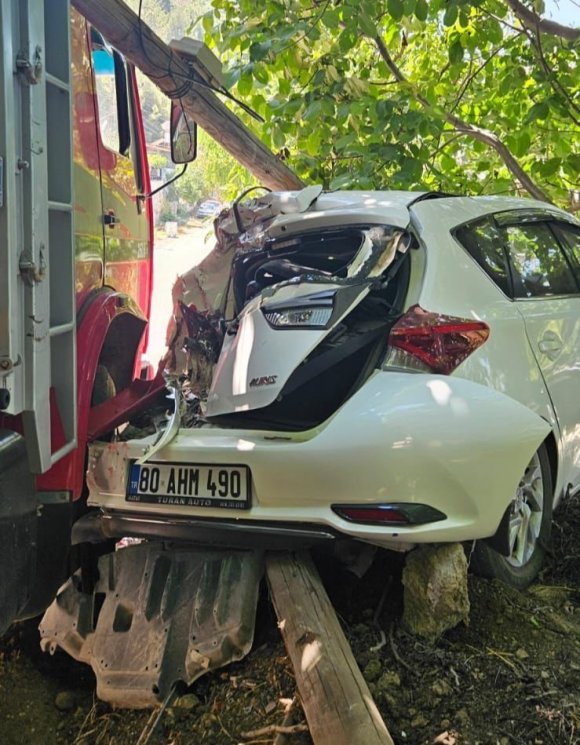 KONTROLDEN ÇIKAN KAMYON OTOMOBİLE ÇARPARAK DURDU