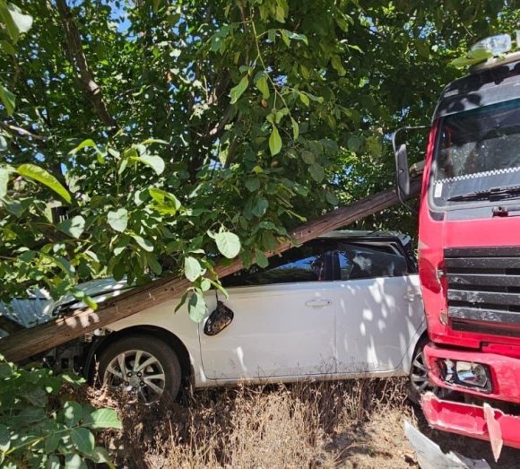 KONTROLDEN ÇIKAN KAMYON OTOMOBİLE ÇARPARAK DURDU