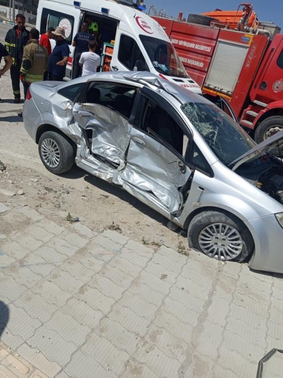ANTAKYA’DA TRAFİK KAZASI : 2 YARALI