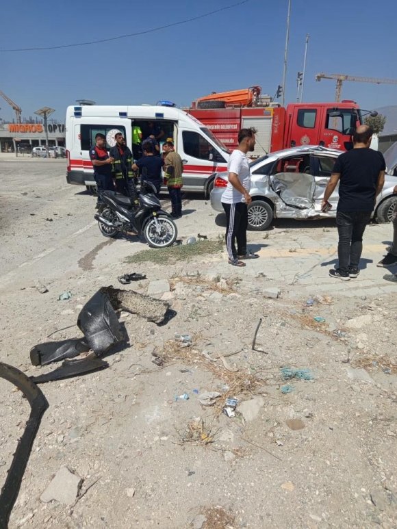 ANTAKYA’DA TRAFİK KAZASI : 2 YARALI