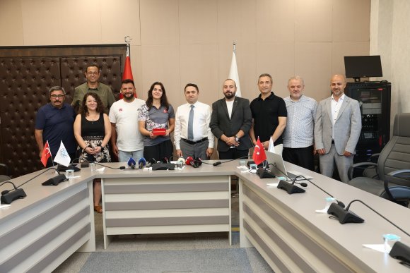 ALKÜ’LÜ ŞAMPİYONA REKTÖR TÜRKDOĞAN’DAN PLAKET