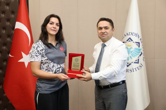 ALKÜ’LÜ ŞAMPİYONA REKTÖR TÜRKDOĞAN’DAN PLAKET