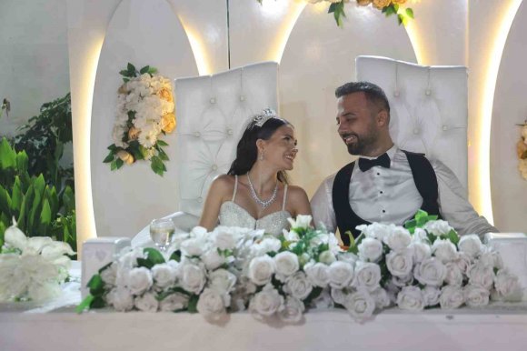 KÜBALI GELİN ARAP USULÜ DÜĞÜNLE DÜNYAEVİNE GİRDİ