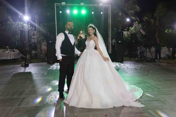 KÜBALI GELİN ARAP USULÜ DÜĞÜNLE DÜNYAEVİNE GİRDİ