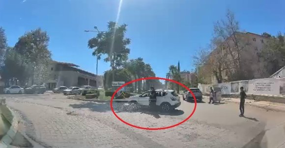 MOTOSİKLETİN, DÖNÜŞ YAPAN OTOMOBİLLE ÇARPIŞTIĞI KAZA KAMERADA