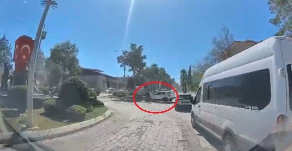 MOTOSİKLETİN, DÖNÜŞ YAPAN OTOMOBİLLE ÇARPIŞTIĞI KAZA KAMERADA