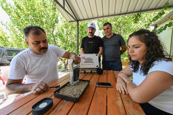 MERSİN’DE ÜRETİCİYE TOPRAK ANALİZ CİHAZI DESTEĞİ