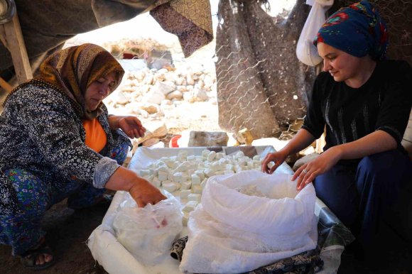 KAHRAMANMARAŞ’TA YAYLACILARIN PEYNİR VE ÇÖKELEK ÜRETİMİ SÜRÜYOR