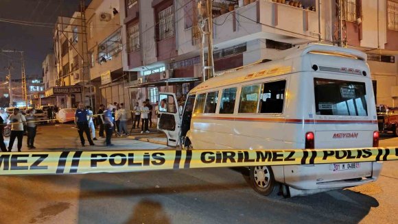 ADANA’DA DOLMUŞA SİLAHLI SALDIRI: SÜRÜCÜ YARALI HALDE 600 METRE SÜRDÜ AMA KURTARILAMADI