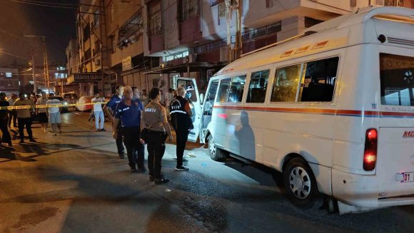 ADANA’DA DOLMUŞA SİLAHLI SALDIRI: SÜRÜCÜ YARALI HALDE 600 METRE SÜRDÜ AMA KURTARILAMADI