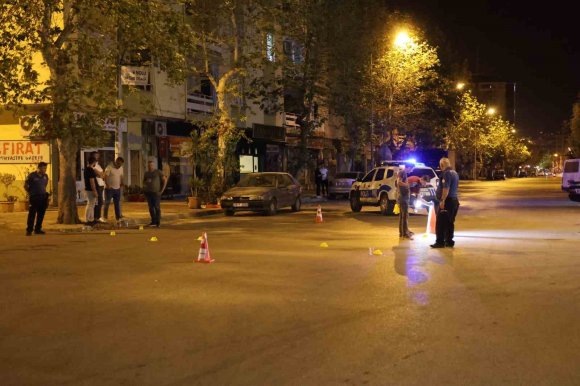 SOKAK ORTASINDA SİLAHLA DEFALARCA ATEŞ EDİLDİ, POLİS ŞÜPHELİLERİN PEŞİNE DÜŞTÜ
