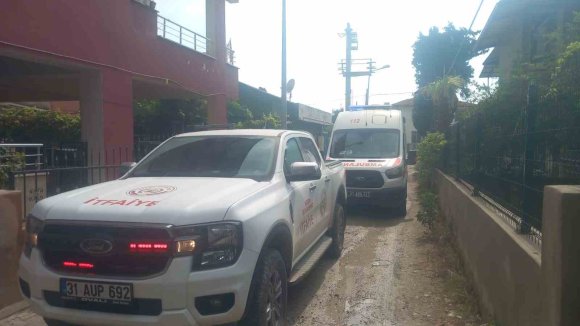ASANSÖRDE MAHSUR KALAN YAŞLI KADIN VE ÇOCUĞU İTFAİYE KURTARDI