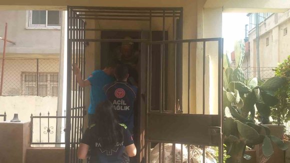 ASANSÖRDE MAHSUR KALAN YAŞLI KADIN VE ÇOCUĞU İTFAİYE KURTARDI