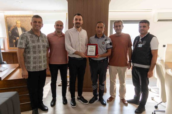 TARİHİ KÖPRÜDEN ATLAMA GİRİŞİMİNE ENGEL OLAN GÜVENLİK GÖREVLİSİNE PLAKET