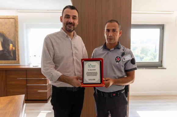 TARİHİ KÖPRÜDEN ATLAMA GİRİŞİMİNE ENGEL OLAN GÜVENLİK GÖREVLİSİNE PLAKET