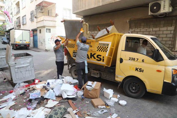 MERSİN’DE ÇÖP TAKSİLER MOBİLYA ATIKLARI İÇİN NÖBETTE