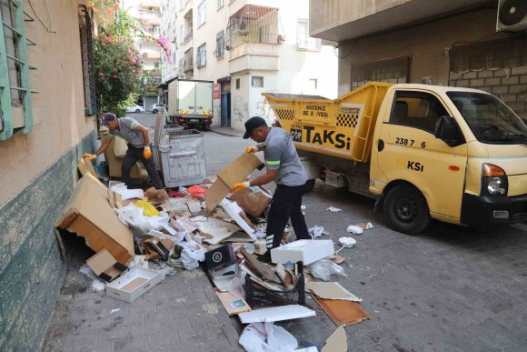 MERSİN’DE ÇÖP TAKSİLER MOBİLYA ATIKLARI İÇİN NÖBETTE