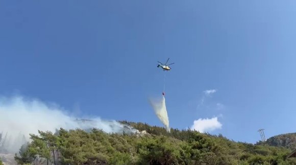 HATAY’DA ORMAN YANGININA HAVADAN VE KARADAN MÜDAHALE SÜRÜYOR