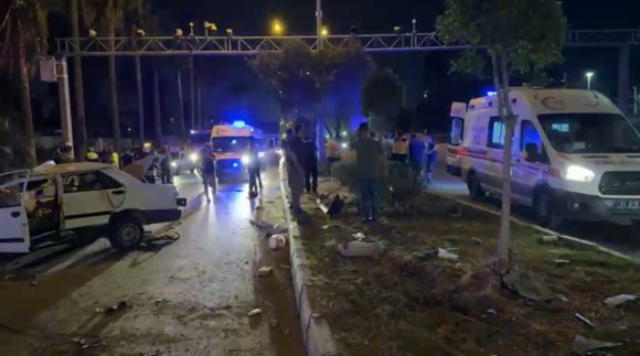 ELEKTRİK DİREĞİNE ÇARPAN TOFAŞ HURDAYA DÖNDÜ: 2’Sİ AĞIR 4 YARALI