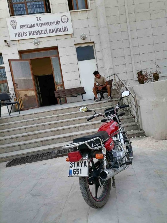 MOTOSİKLETLİNİN 5 SANİYELİK ŞOVU 21 BİN TL’YE PATLADI