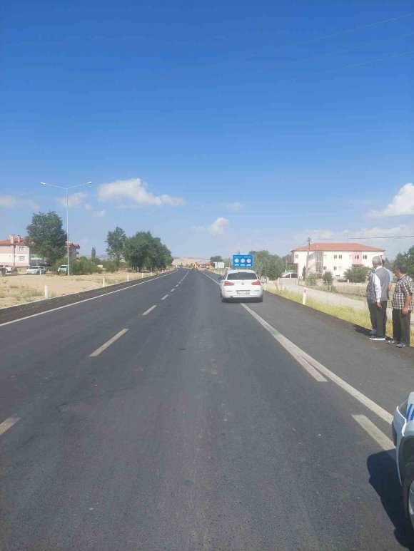 MOTOSİKLET İLE OTOMOBİL KAVŞAKTA ÇARPIŞTI: 1 YARALI