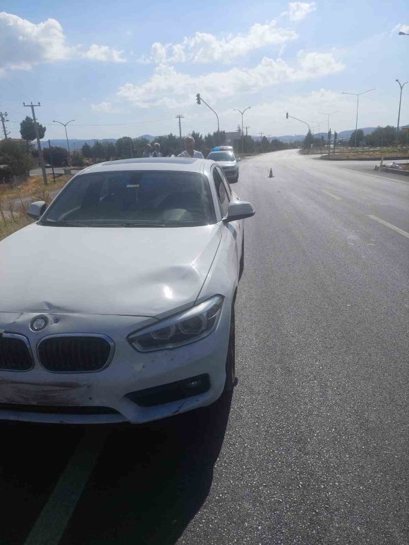 MOTOSİKLET İLE OTOMOBİL KAVŞAKTA ÇARPIŞTI: 1 YARALI