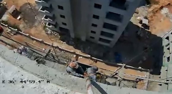 MERSİN’DE NEFES KESEN KURTARMA OPERASYONU: 8’İNCİ KATTAKİ İSKELEDE KALAN İŞÇİLER KURTARILDI