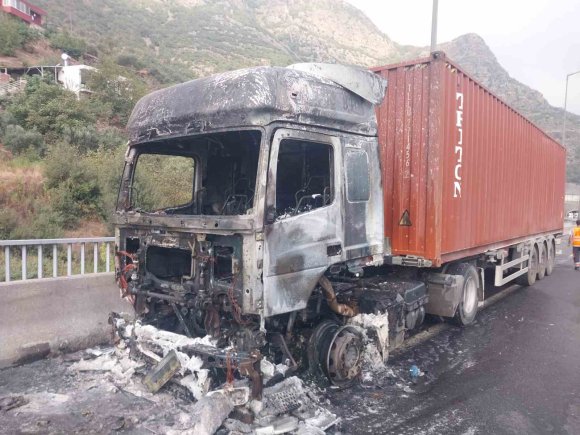 OSMANİYE’DE TIRDA ÇIKAN YANGIN SÖNDÜRÜLDÜ