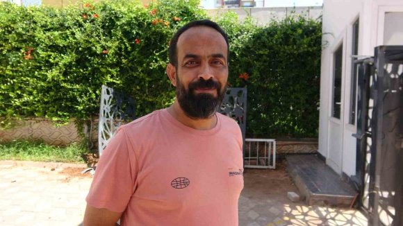 BİR ANDA GAZA BASINCA KAPIYA ÇARPIP KOMŞUSUNU EZDİ