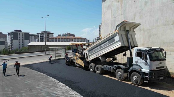 ONİKİŞUBAT BELEDİYESİ’NDEN ASFALT ATAĞI