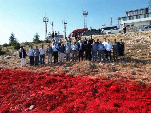 DÜNYANIN EN BÜYÜK TÜRK BAYRAĞI AHIR DAĞI’NA YAPILDI, SAVAŞ UÇAKLARI SELAMLADI
