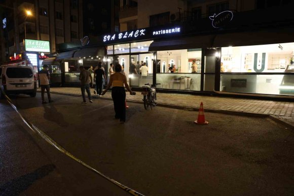 KAFEYİ ÖNCE MOTOSİKLETLE, ŞİMDİ DE OTOMOBİLLE GELİP KURŞUNLADILAR