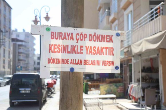 ÇÖP SORUNUNA ‘BURAYA ÇÖP DÖKMEK KESİNLİKLE YASAKTIR, DÖKENİN ALLAH BELASINI VERSİN’ SÖZLERİNİN OLDUĞU TABELAYI ASARAK SON VERDİ