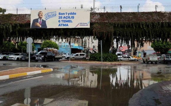 SU BORUSU PATLADI, CADDE GÖLE DÖNDÜ