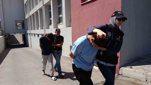 ARAÇTA 5 KİLO ESRAR İLE YAKALANDILAR: ’’HABERİMİZ YOK’’ SAVUNMASI YAPTILAR