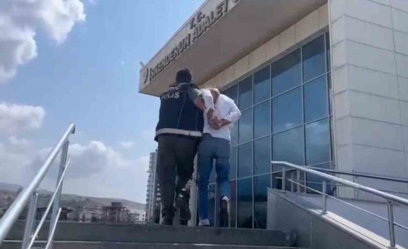 İSKENDERUN’DA UYUŞTURUCU SUÇUNDAN ARANAN ŞAHIS YAKALANDI