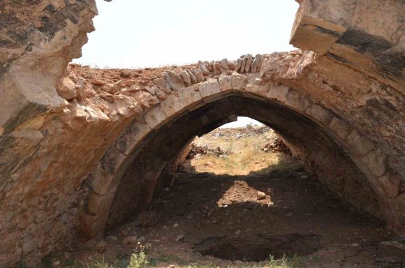 AFŞİN’DE ’KURU HAN’ ZAMANA DİRENİYOR