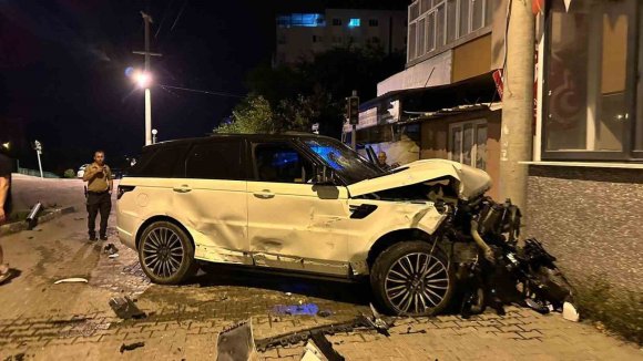 OSMANİYE’DE LÜKS CİPLE KAMYONETİN KARIŞTIĞI KAZADA 4 KİŞİ YARALANDI