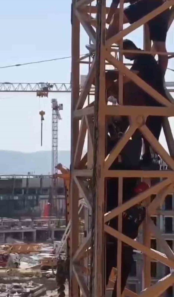 VİNÇTE BAYILAN OPERATÖRÜ İTFAİYE KURTARDI