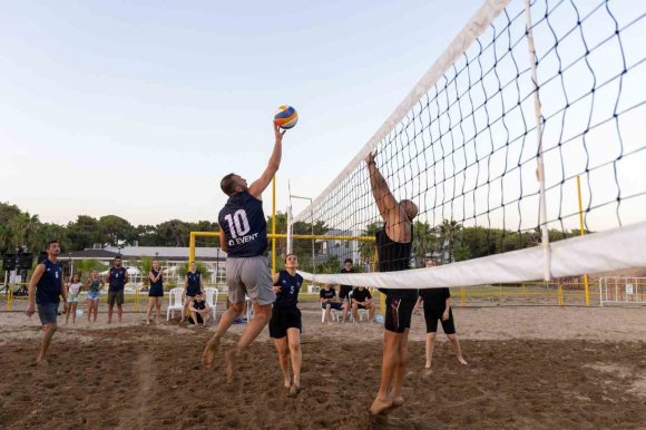 MANAVGAT BELEDİYESİ PLAJ VOLEYBOLU HALK TURNUVASI BAŞLADI