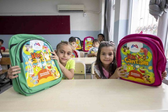 MERSİN’DE 1. SINIF ÖĞRENCİLERİNE ÇANTA VE KIRTASİYE SETİ