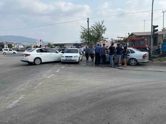 OSMANİYE’DE 3 ARAÇ ÇARPIŞTI: 3 YARALI
