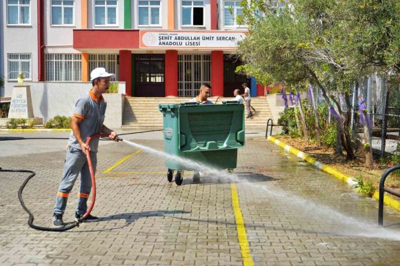 ALANYA BELEDİYESİ’NDEN OKULLARDA KAPSAMLI TEMİZLİK SEFERBERLİĞİ