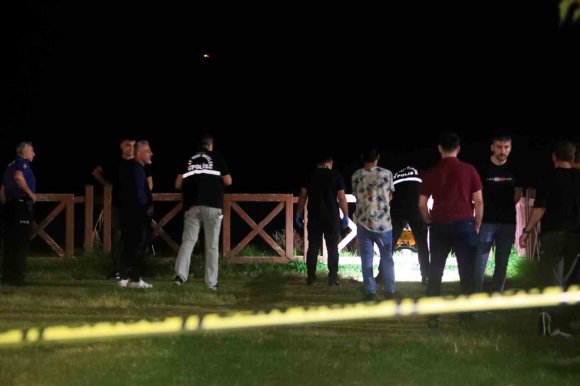 DÜDEN ŞELALESİ’NDE FALEZLERİN KENARINDA BULUNAN KADIN ÇANTA VE TERLİĞİ EKİPLERİ ALARMA GEÇİRDİ