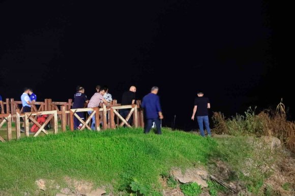 DÜDEN ŞELALESİ’NDE FALEZLERİN KENARINDA BULUNAN KADIN ÇANTA VE TERLİĞİ EKİPLERİ ALARMA GEÇİRDİ