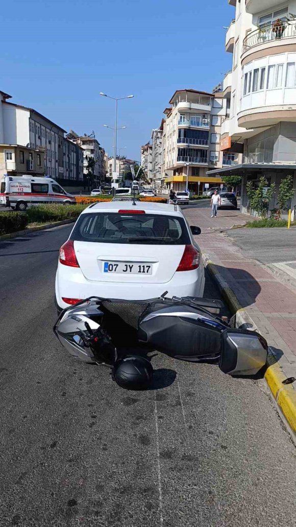 VİRAJI ALAMAYAN MOTOSİKLET PARK HALİNDEKİ OTOMOBİLE ÇARPTI: 1 YARALI
