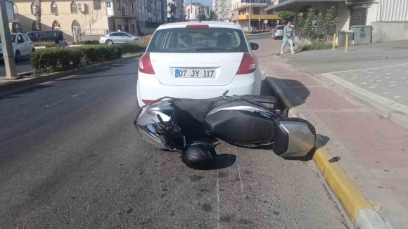 VİRAJI ALAMAYAN MOTOSİKLET PARK HALİNDEKİ OTOMOBİLE ÇARPTI: 1 YARALI